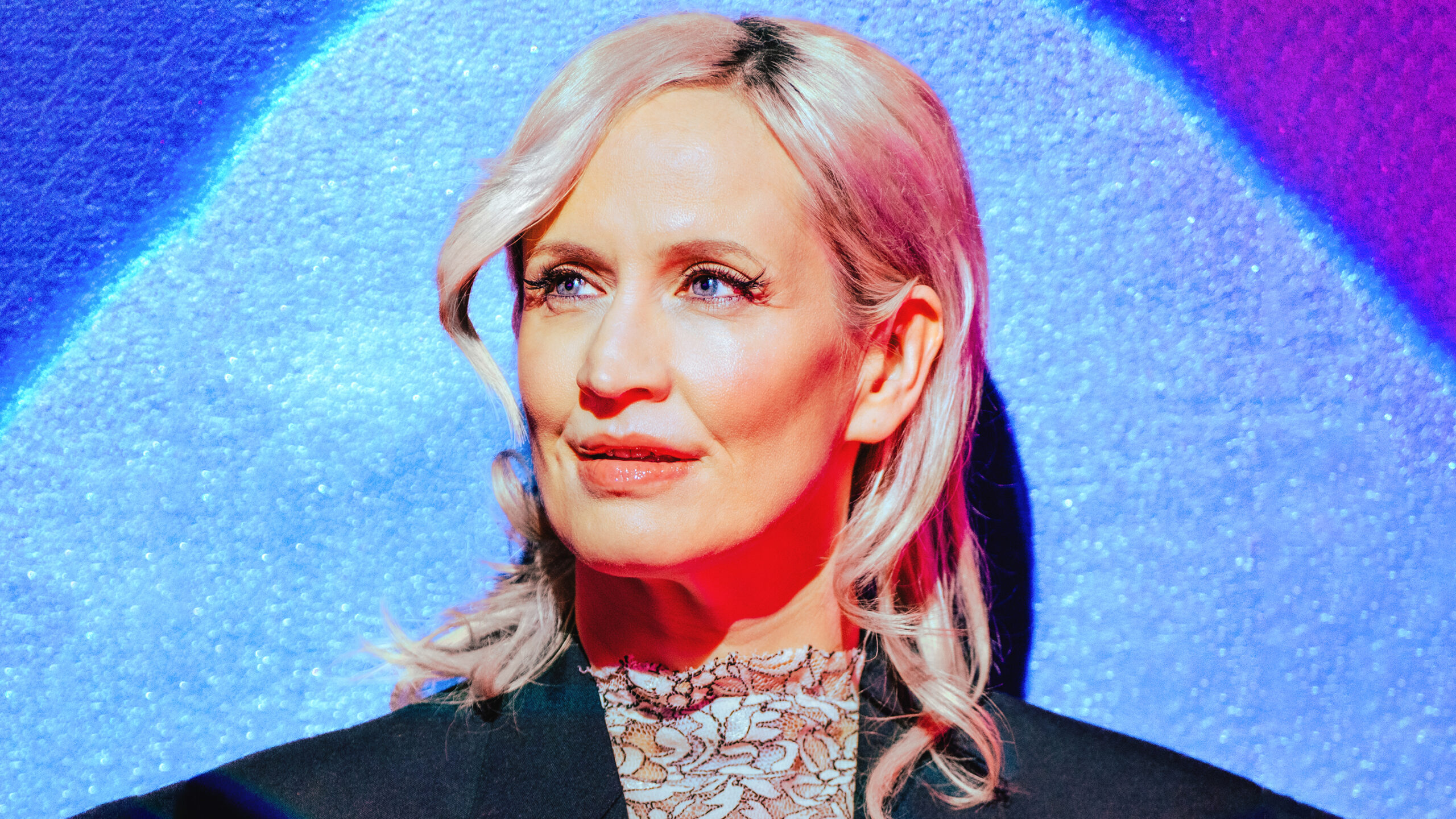 Featured Image - Maija Vilkkumaa - Karaoke-queen (kuvaaja Lumi Hartikainen)