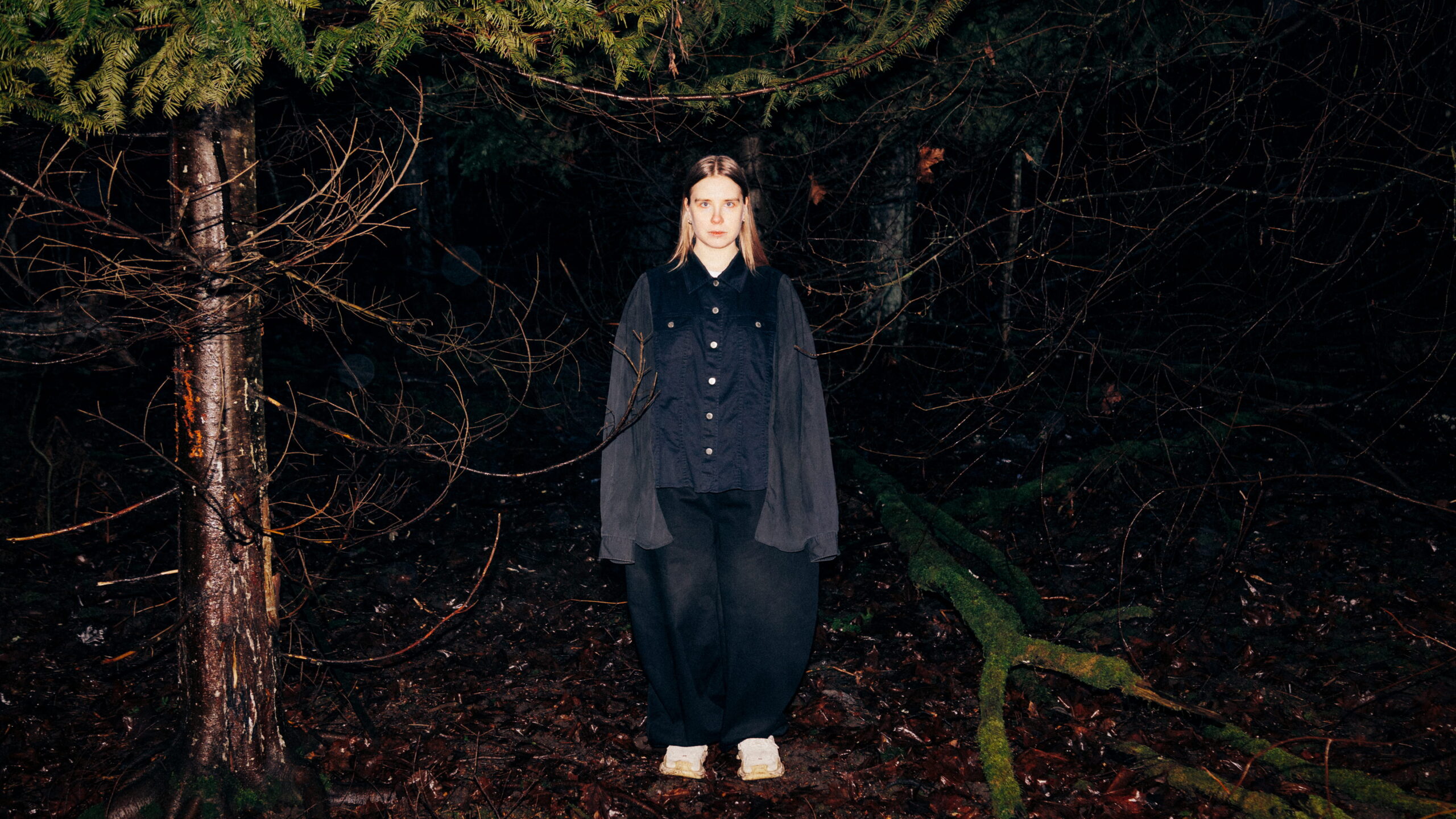 Promokuva 2 vaaka - Asla Jo - Viistoista (kuvaaja Joona Möttö)