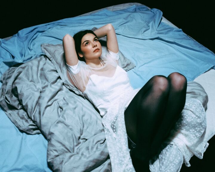 Promokuva 2.2 - Kastehelmi - Pitäiskö meidän vielä koittaa (kuvaaja Salamata Mboup)-min